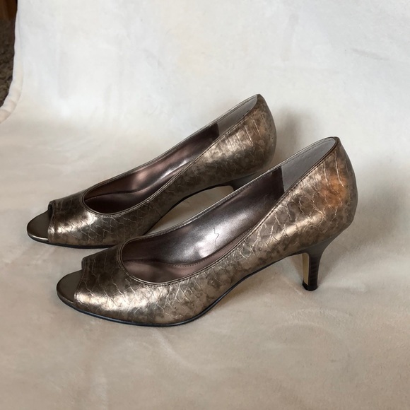 Subtle snake print metallic heels! - Picture 2 of 4